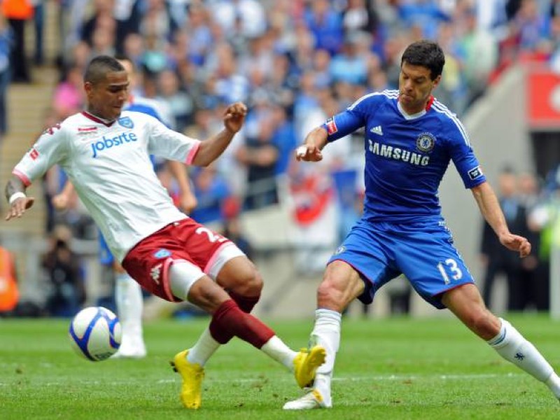 Im Trikot des FC Portsmouth grätschte Boateng den damaligen Kapitän der deutschen Nationalmannschaft im Finale des FA-Cups gegen den FC Chelsea mit Anlauf um. Ballack verpasste die WM in Südafrika.