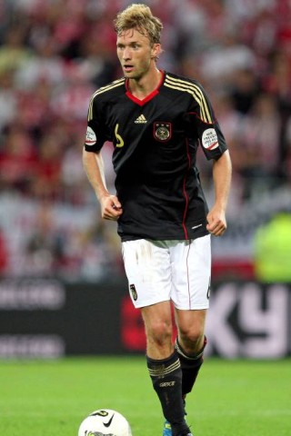 Er wackelt noch: Lange Zeit galt Simon Rolfes als potentieller Ballack-Nachfolger im deutschen Mittelfeld. Doch seine Spielweise passt nicht richtig in die neue Spielphilosophie der deutschen Mannschaft. Löw plant ihn wohl maximal als Back-Up für Schweinsteiger, Khedira und Kroos ein.