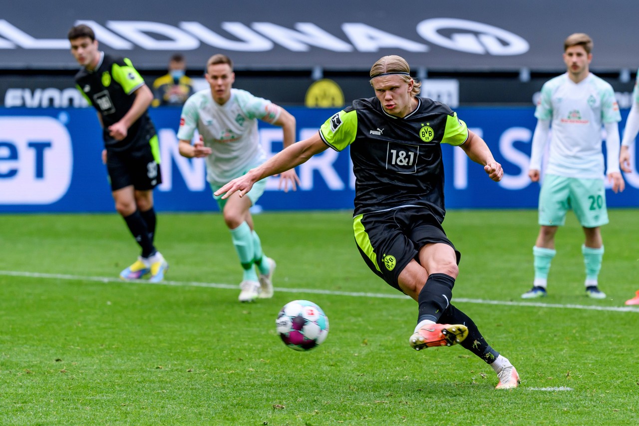 Erling Haaland verwandelt eiskalt den Elfmeter zum 2:1 gegen Werder Bremen. Es ist das erste Tor nach sieben erfolglosen Spielen.