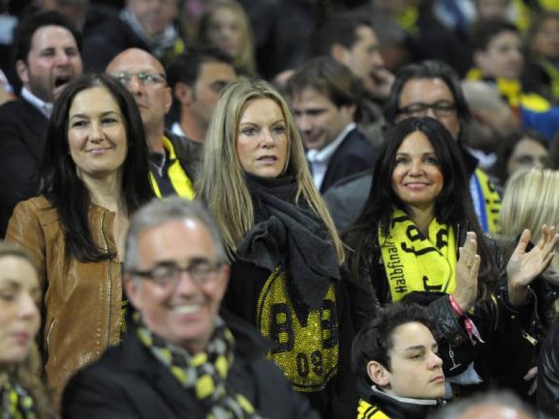 Die Spielerfrauen von Borussia Dortmund. mitte: Ehefrau von Trainer Jürgen Klopp, Ulla Klopp (mitte) fiebert auf der Tribüne mit.