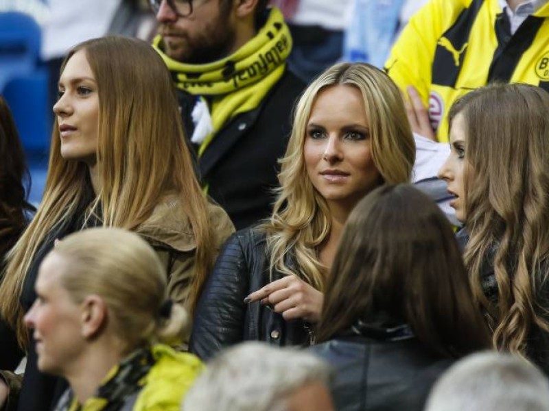 Lisa, Freundin von Moritz Leitner, Isabel, Freundin von Neven Subotic, Cathy, Freundin von Mats Hummels auf der Ehrentribüne.