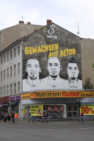 Eine Hauswand in Berlin. 2007 wechselte der Mittelfeldspieler für eine Ablöse von 7,9 Millionen Euro zum englischen Erstligisten Tottenham Hotspur...