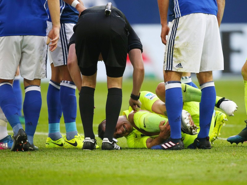 Zwei Minuten später der Schock: Nach einem klaren Foul an Raul Bobadilla bekommt Augsburg einen Elfer.