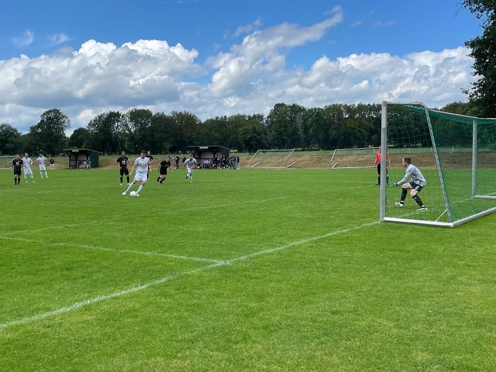 Das 4:0 macht Leon Schwandt für den BVH Dorsten II vom Punkt aus.