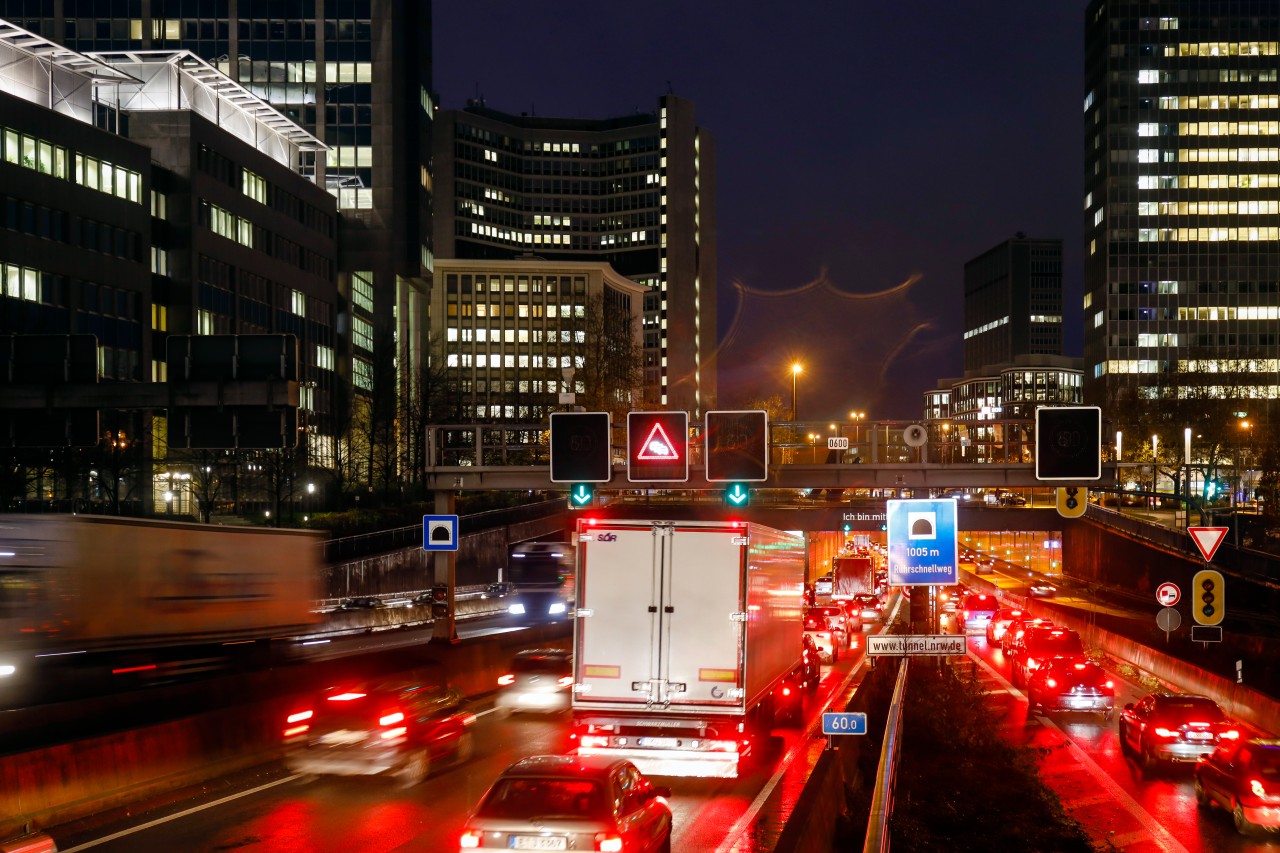 Ein gewohntes Bild: Lkw-Verkehr auf der A40 im Ruhrgebiet. (Symbobild)