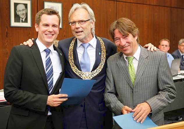 Offenbachs Stadtspitze: Stadtrat und Sozialdezernent Felix Schwenke (links) verkündete den Schritt. Hier ist er mit Oberbürgermeister Horst Schneider (SPD) und Bürgermeister Peter Schneider (Grüne). 