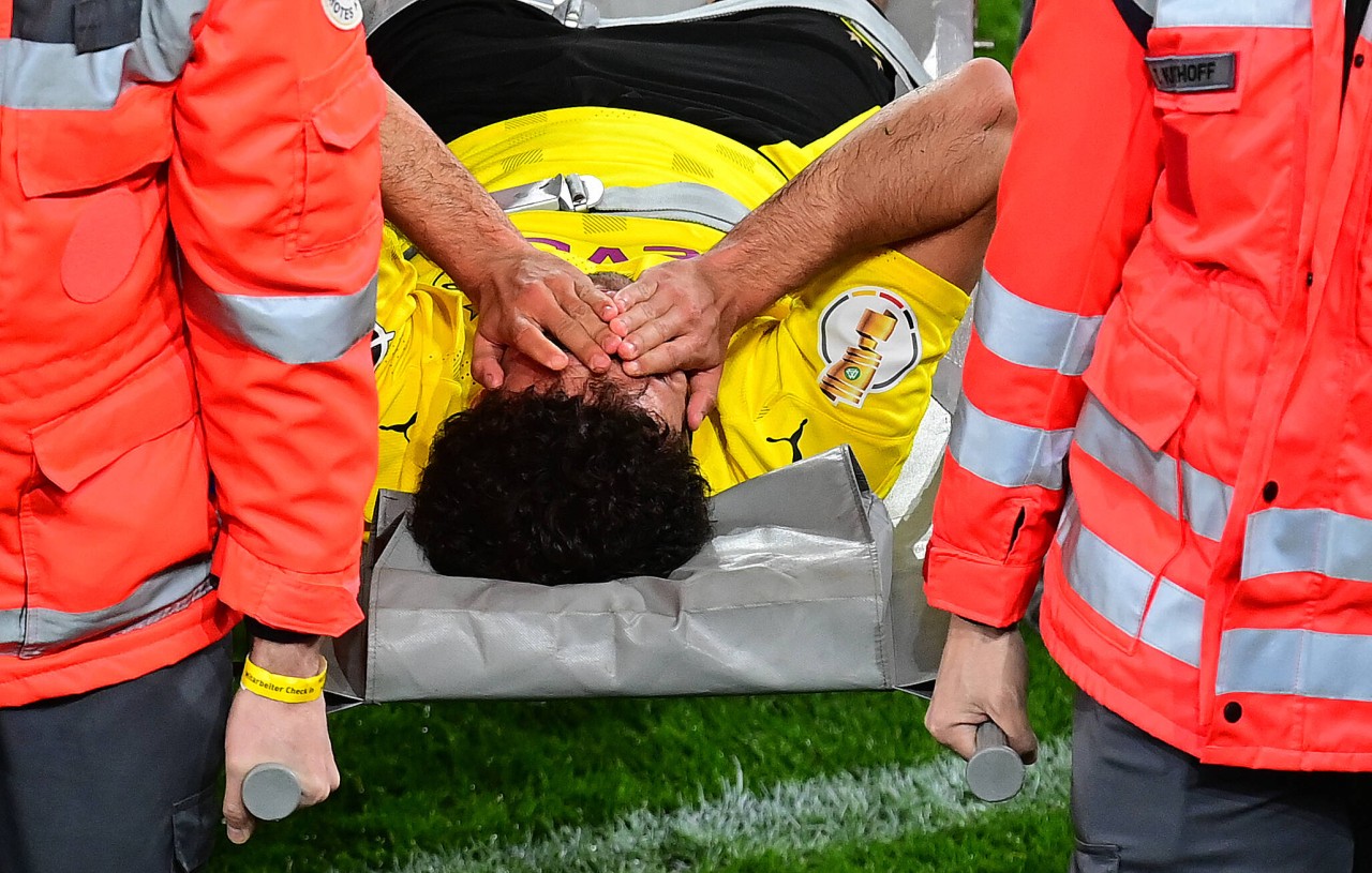 Mateu Morey wird nach der Horror-Verletzung vom Platz getragen.