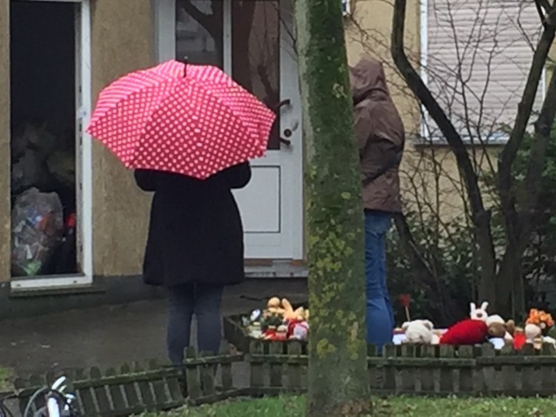 Die Menschen sind fassungslos, manche brechen in Tränen aus. Zwei Mütter erzählen, dass sie ihre Kinder an dem Tag nicht in die Schule gehen lassen. 