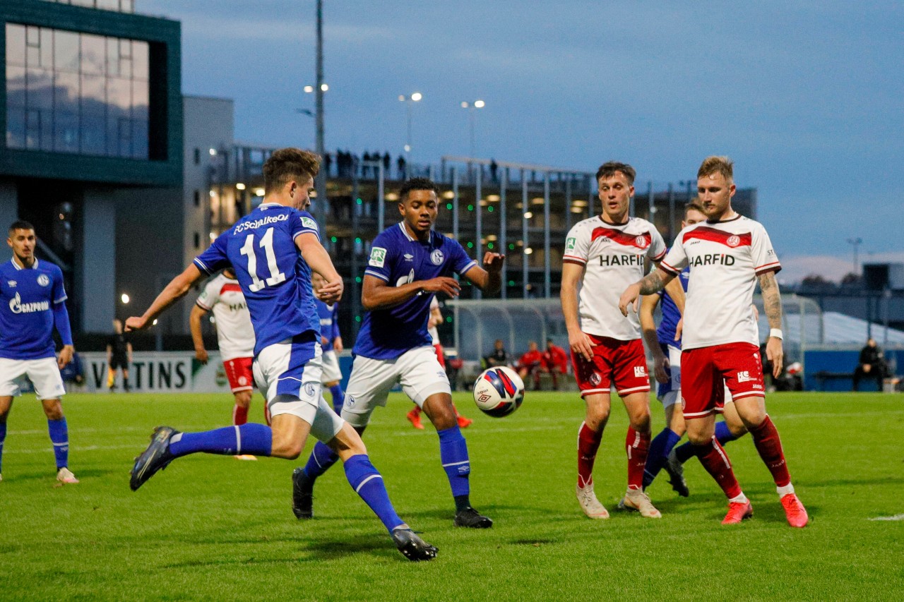 Bei U23-Spielen hatten einige Fans das Parkhau schon als Tribüne für sich entdeckt.