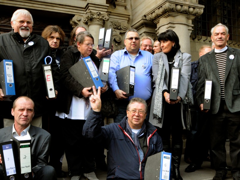 Die Abwahlinitiative sammelte ab dem 20. Juni 2011 Unterschriften für einen Bürgerentscheid zur Abwahl des OB. Am 17. Oktober übergab sie dem Stadtrat nach eigener Zählung 79.193 Unterschriften. Zur Einleitung des Abwahlverfahrens waren 54.885 gültige Unterschriften notwendig. Am 14. November  wurde bekannt: ...