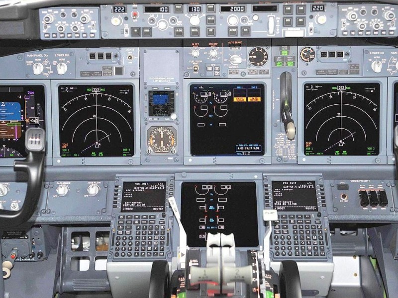 ...Cockpit, geht es einer Boeing 737-800 hoch in die Luft und zurück in die Heimat.