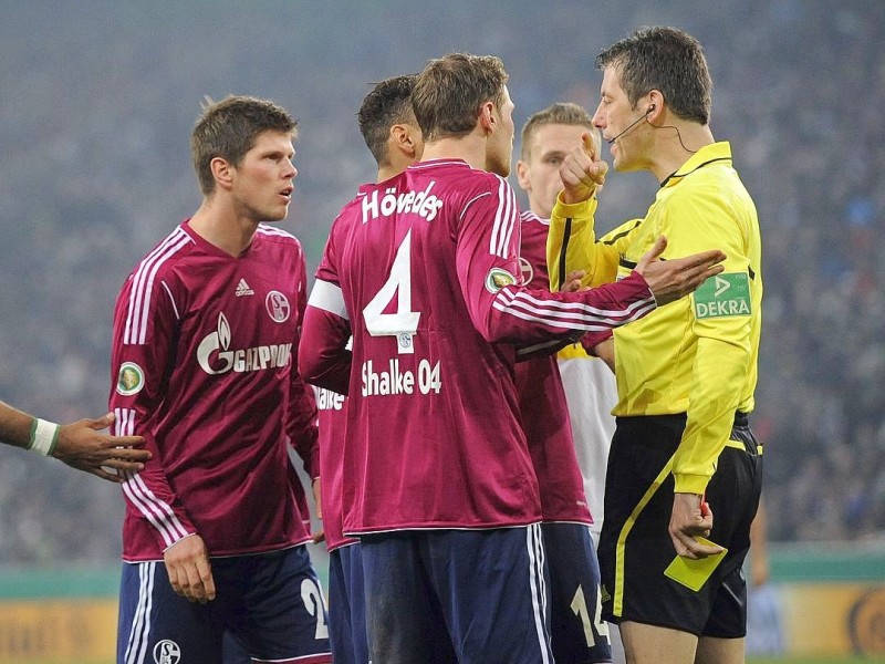 Das hat Schalke geschwächt: Stürmer Klaas-Jan Huntelaar muss in der 46. Minute nach einer Gelb-Roten Karte vom Platz gehen.