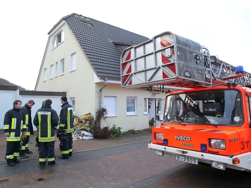 ...schlug am Morgen ein Blitz in dieses Reihenhaus ein.  Im Stephanopeler Tal...