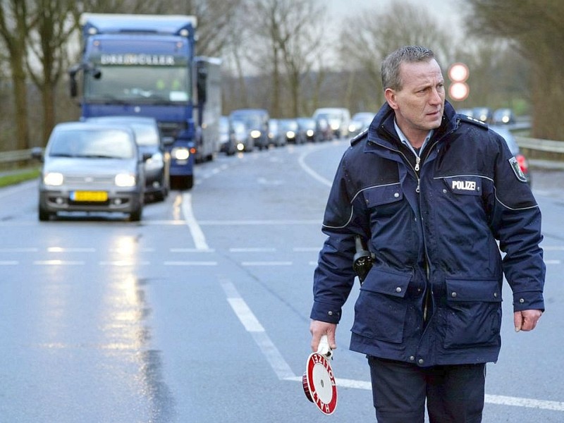 ...Klever Seite bildeten sich Staus und Autofahrer waren ratlos. Bei Köln...