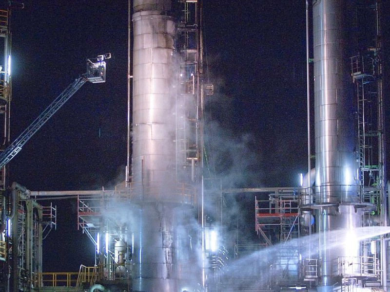 Auf dem Gelände der Firma DHC im Hafen von Mülheim an der Ruhr gab es einen Großbrand. Bild: Stephan Glagla