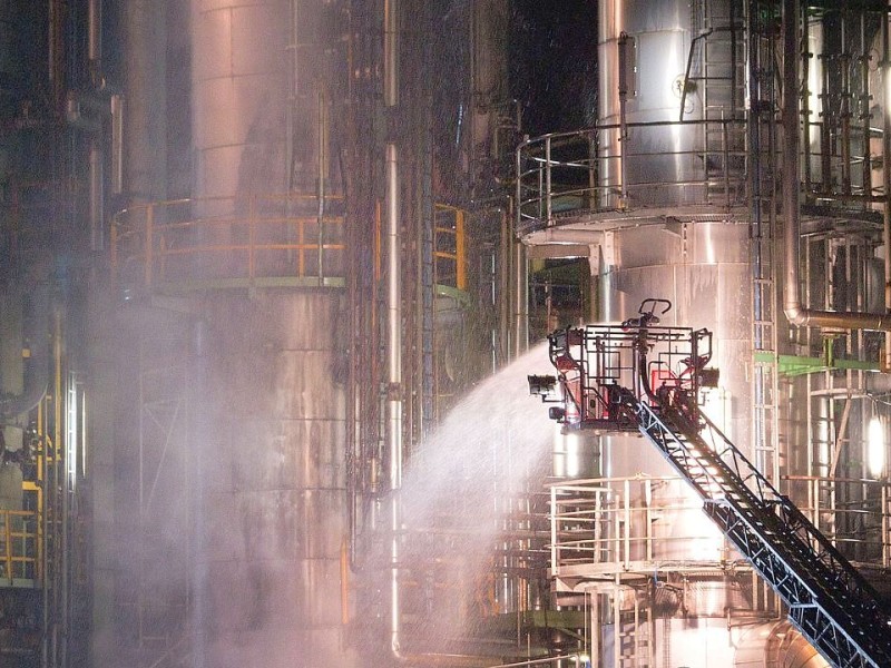 Auf dem Gelände der Firma DHC im Hafen von Mülheim an der Ruhr gab es einen Großbrand. Bild: Stephan Glagla