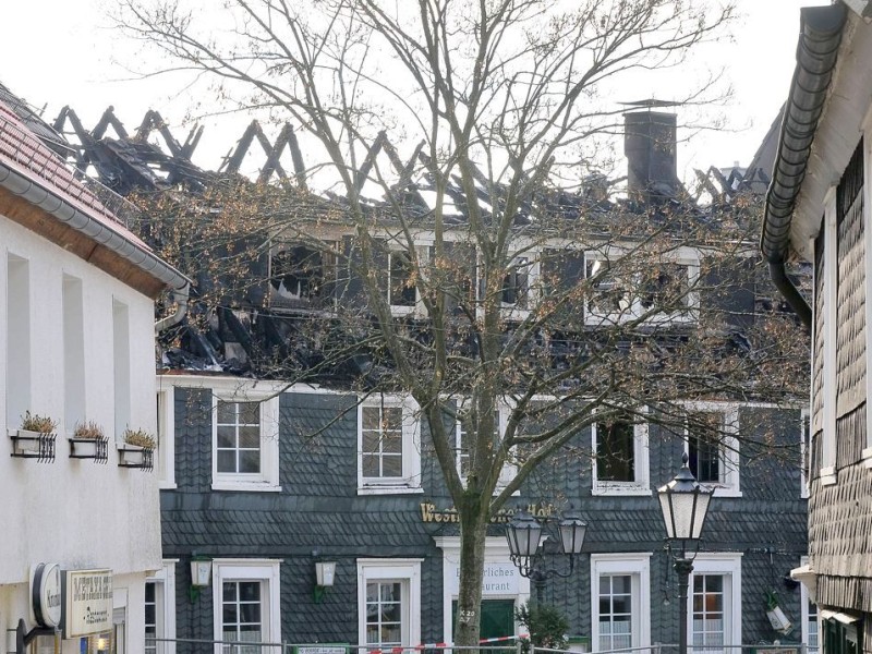 Bei dem Brand im Westfälischen Hof in Ennepetal-Voerde starb am frühen Mittwochmorgen der 65-jährige Mieter der Dachgeschosswohnung.