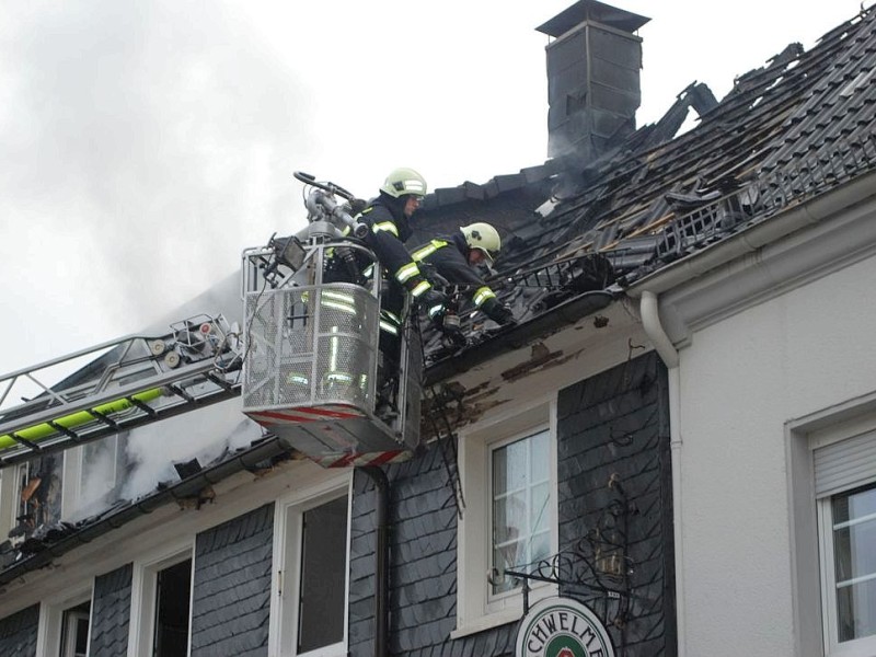 Bei dem Brand im Westfälischen Hof in Ennepetal-Voerde starb am frühen Mittwochmorgen der 65-jährige Mieter der Dachgeschosswohnung.