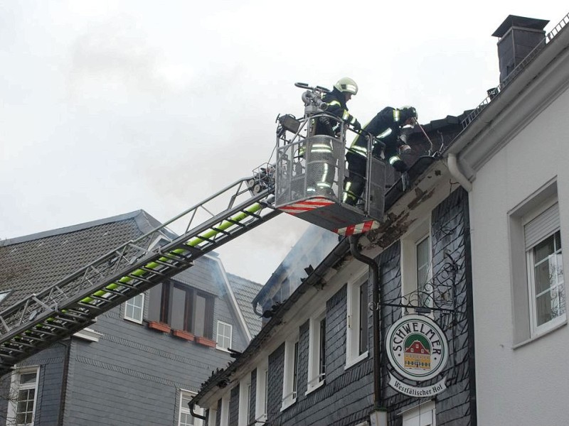 Bei dem Brand im Westfälischen Hof in Ennepetal-Voerde starb am frühen Mittwochmorgen der 65-jährige Mieter der Dachgeschosswohnung.