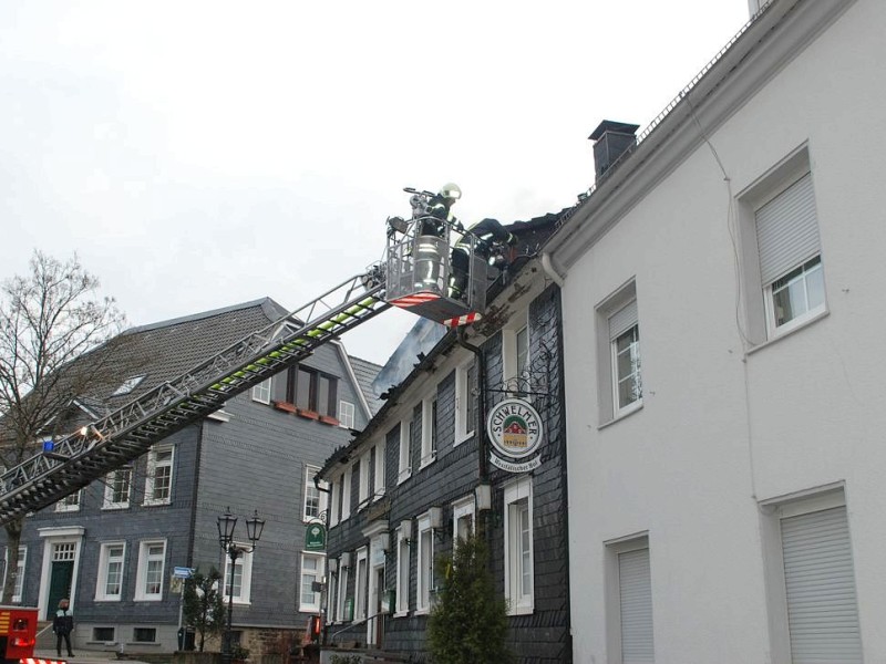 Bei dem Brand im Westfälischen Hof in Ennepetal-Voerde starb am frühen Mittwochmorgen der 65-jährige Mieter der Dachgeschosswohnung.