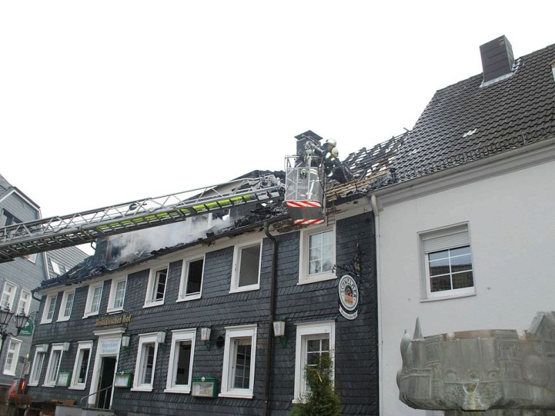 Bei dem Brand im Westfälischen Hof in Ennepetal-Voerde starb am frühen Mittwochmorgen der 65-jährige Mieter der Dachgeschosswohnung.