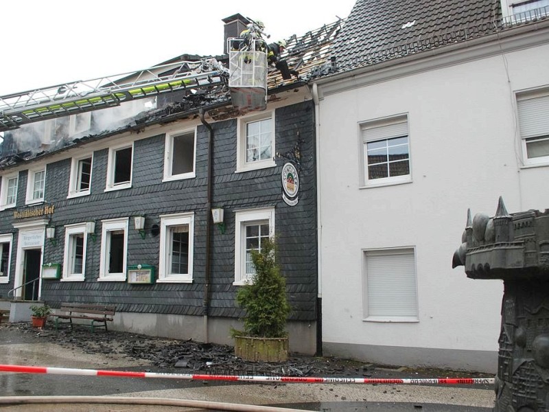 Bei dem Brand im Westfälischen Hof in Ennepetal-Voerde starb am frühen Mittwochmorgen der 65-jährige Mieter der Dachgeschosswohnung.