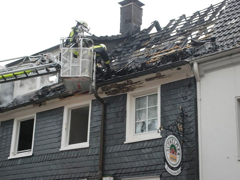 Bei dem Brand im Westfälischen Hof in Ennepetal-Voerde starb am frühen Mittwochmorgen der 65-jährige Mieter der Dachgeschosswohnung.