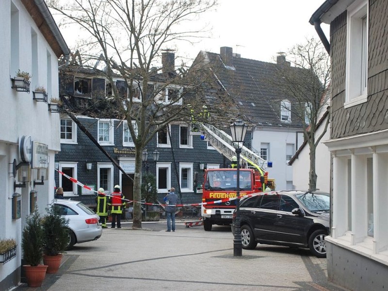 Bei dem Brand im Westfälischen Hof in Ennepetal-Voerde starb am frühen Mittwochmorgen der 65-jährige Mieter der Dachgeschosswohnung.