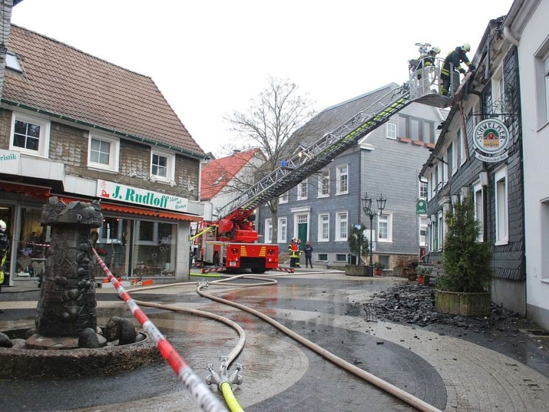 Bei dem Brand im Westfälischen Hof in Ennepetal-Voerde starb am frühen Mittwochmorgen der 65-jährige Mieter der Dachgeschosswohnung.