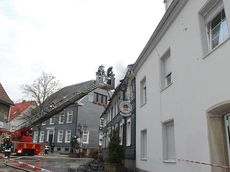 Bei dem Brand im Westfälischen Hof in Ennepetal-Voerde starb am frühen Mittwochmorgen der 65-jährige Mieter der Dachgeschosswohnung.