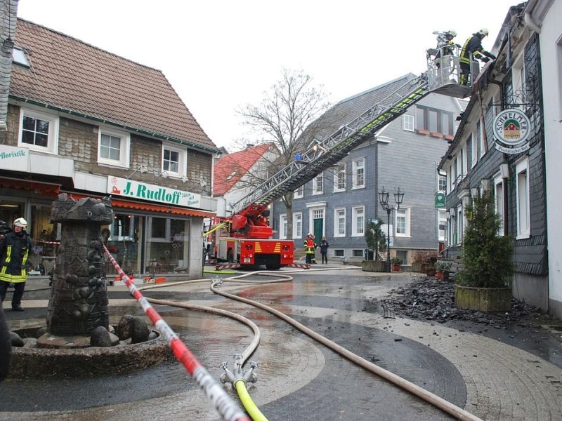 Bei dem Brand im Westfälischen Hof in Ennepetal-Voerde starb am frühen Mittwochmorgen der 65-jährige Mieter der Dachgeschosswohnung.