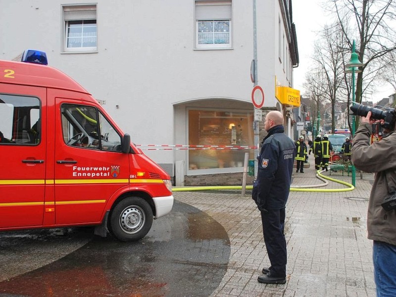 Bei dem Brand im Westfälischen Hof in Ennepetal-Voerde starb am frühen Mittwochmorgen der 65-jährige Mieter der Dachgeschosswohnung.