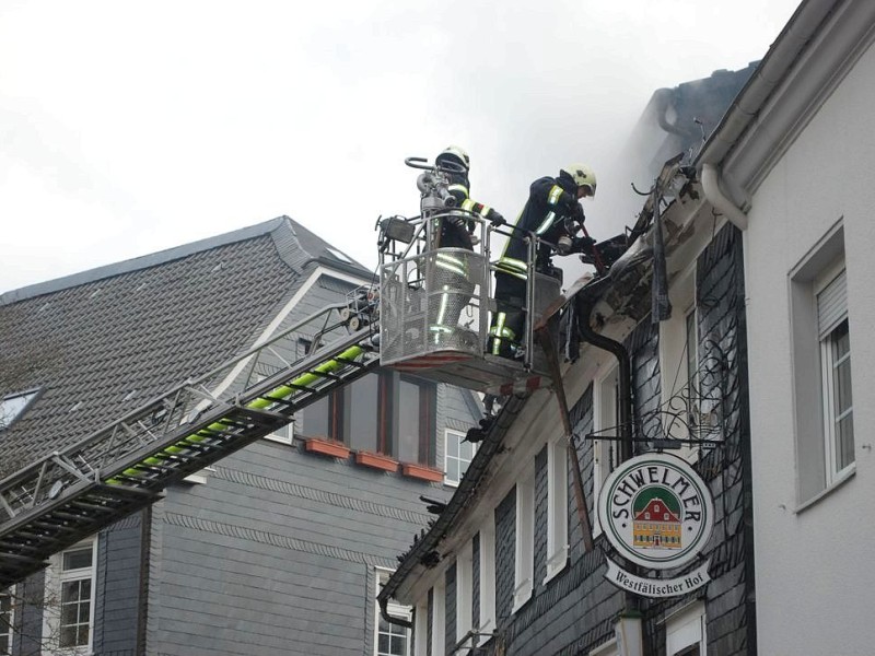 Bei dem Brand im Westfälischen Hof in Ennepetal-Voerde starb am frühen Mittwochmorgen der 65-jährige Mieter der Dachgeschosswohnung.