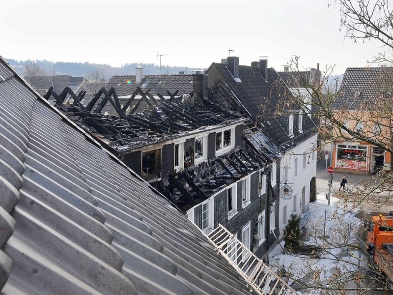 Bei dem Brand im Westfälischen Hof in Ennepetal-Voerde starb am frühen Mittwochmorgen der 65-jährige Mieter der Dachgeschosswohnung.