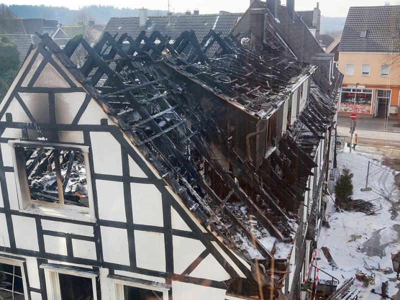 Bei dem Brand im Westfälischen Hof in Ennepetal-Voerde starb am frühen Mittwochmorgen der 65-jährige Mieter der Dachgeschosswohnung.