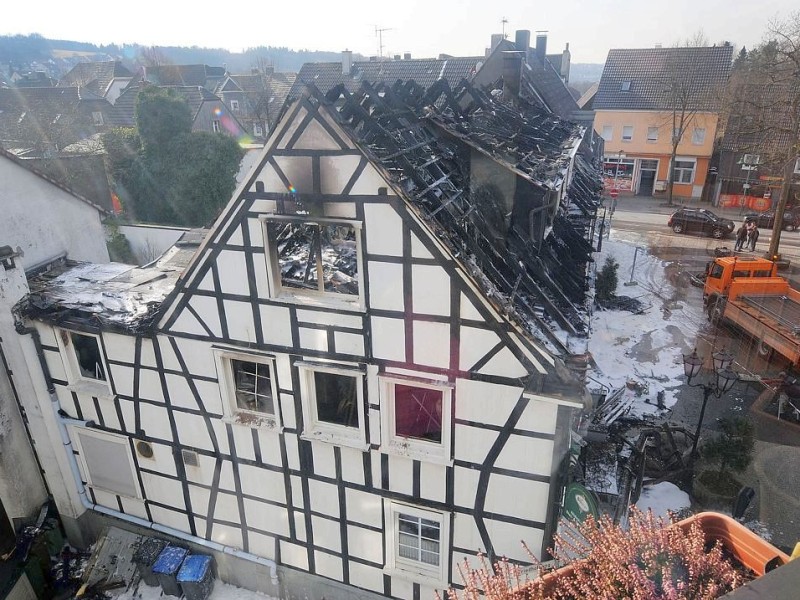 Bei dem Brand im Westfälischen Hof in Ennepetal-Voerde starb am frühen Mittwochmorgen der 65-jährige Mieter der Dachgeschosswohnung.