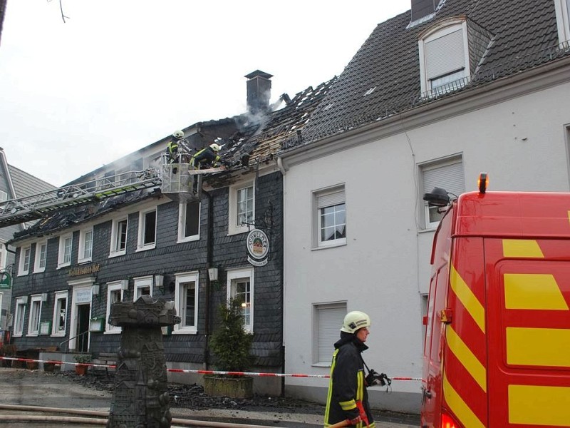 Bei dem Brand im Westfälischen Hof in Ennepetal-Voerde starb am frühen Mittwochmorgen der 65-jährige Mieter der Dachgeschosswohnung.