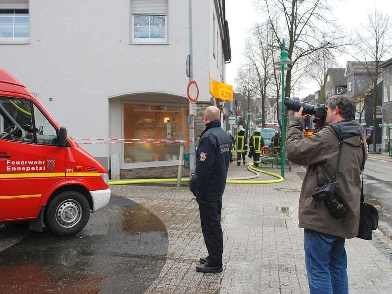 Bei dem Brand im Westfälischen Hof in Ennepetal-Voerde starb am frühen Mittwochmorgen der 65-jährige Mieter der Dachgeschosswohnung.