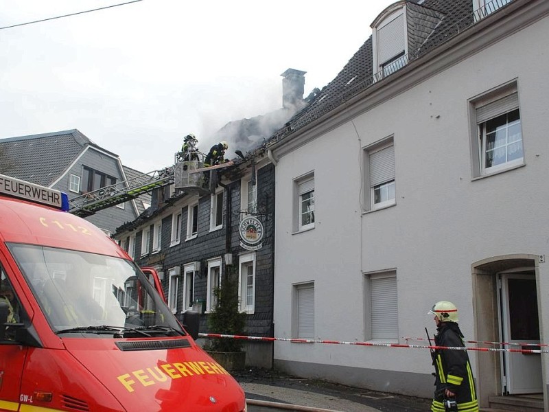 Bei dem Brand im Westfälischen Hof in Ennepetal-Voerde starb am frühen Mittwochmorgen der 65-jährige Mieter der Dachgeschosswohnung.