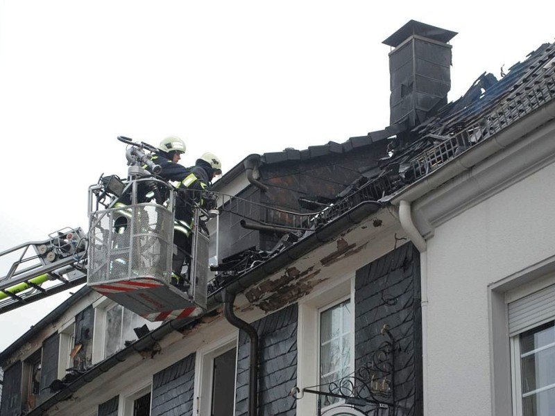 Bei dem Brand im Westfälischen Hof in Ennepetal-Voerde starb am frühen Mittwochmorgen der 65-jährige Mieter der Dachgeschosswohnung.