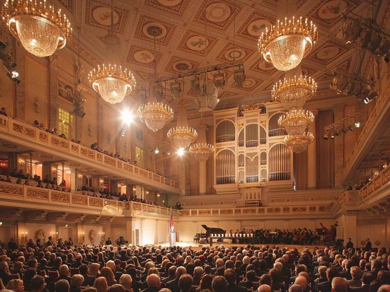 Unter den rund 1.200 Gästen im Konzerthaus am Gendarmenmarkt saßen...