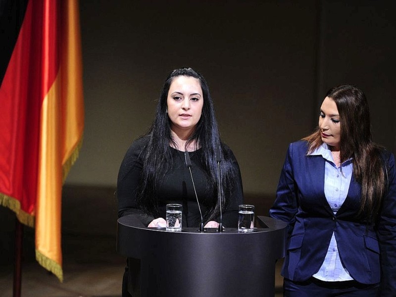 ...wie die Töchter eines Opfers. Semiya Simsek (rechts) und Gamze Kubasik hielten eine bewegende Rede.