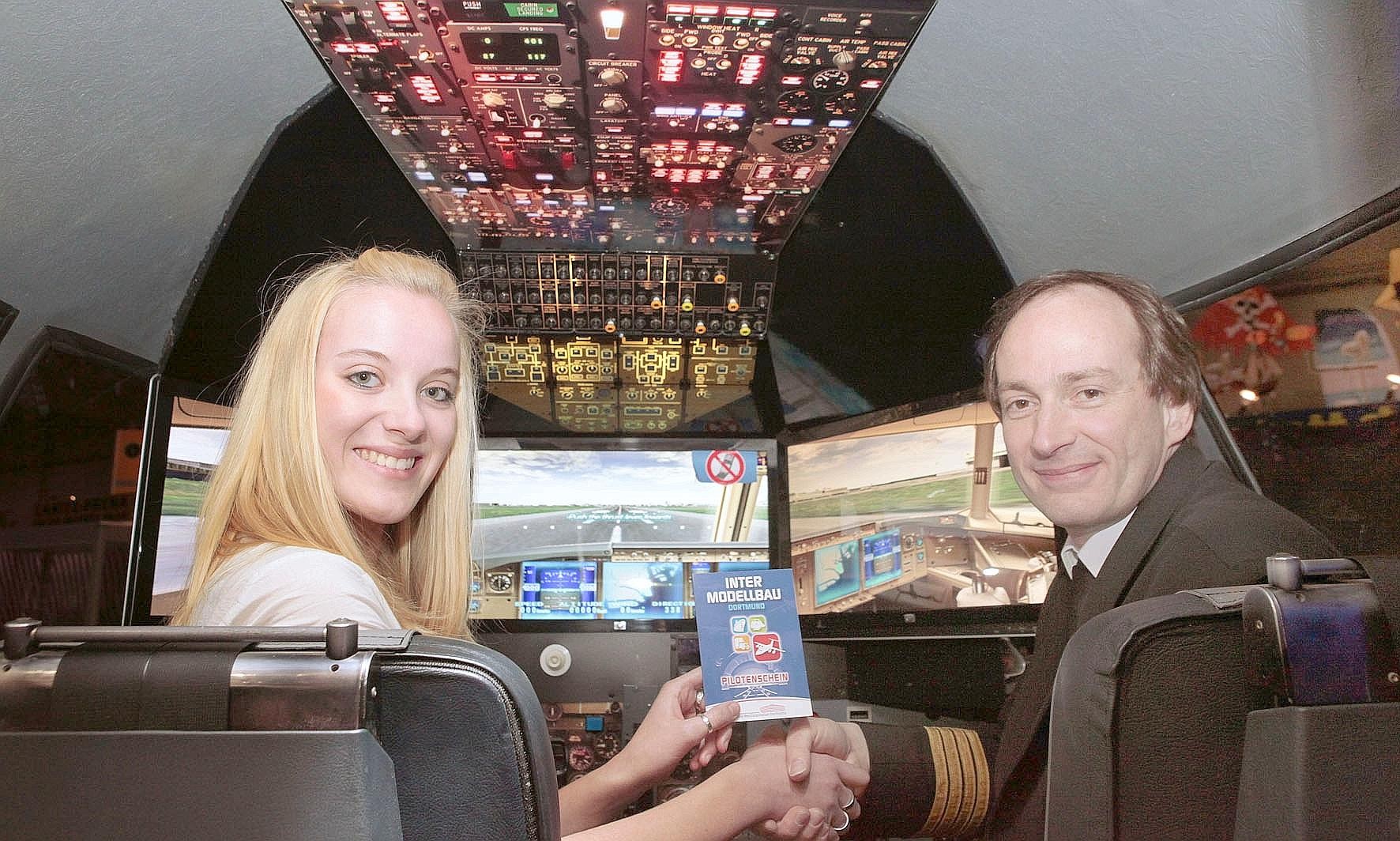 Besucher können auf der Messe sogar in einen echten Flugsimulator steigen.