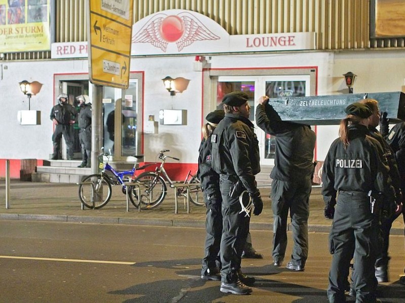 NRW-weite Razzia im Rockermilieu: Hintergrund ist die Massenschlägerei zwischen Rockern in Mönchengladbach Ende Januar. In Düsseldorf-Gerresheim stattete die Polizei dem Klub „Clan 81“ einen Besuch ab. Der Klub gilt als Unterstützer der Hells Angels. Dabei wurde eher zufällig eine große Hanfplantage entdeckt. Foto: Lars Heidrich / WAZ Foto Pool