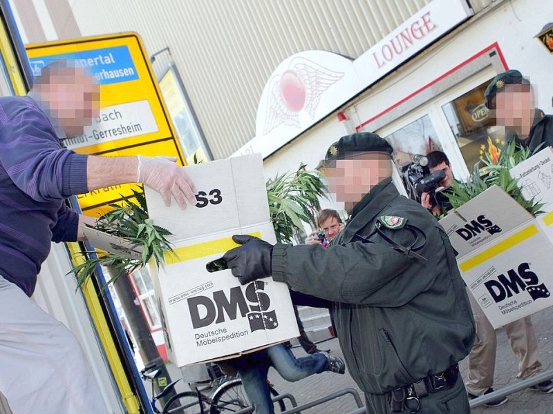 NRW-weite Razzia im Rockermilieu: Hintergrund ist die Massenschlägerei zwischen Rockern in Mönchengladbach Ende Januar. In Düsseldorf-Gerresheim stattete die Polizei dem Klub „Clan 81“ einen Besuch ab. Der Klub gilt als Unterstützer der Hells Angels. Dabei wurde eher zufällig eine große Hanfplantage entdeckt. Foto: Lars Heidrich / WAZ Foto Pool