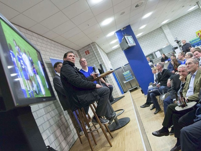 Talkrunde mit Norbert Nigbur, Autor Juergen Thiem und Moderator Joerg Seveneick  bei der Veranstaltung - Ein Abend unter Schalkern - , in der es um die Pokalsiger - Mannschaft von 1972 ging, am Dienstag, 20.03.2012 im Presseraum der Veltins - Arena in Gelsenkirchen.Foto: Bernd Lauter / WAZ FotoPool