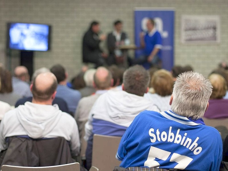 Talkrunde mit Norbert Nigbur bei der Veranstaltung - Ein Abend unter Schalkern - , in der es um die Pokalsiger - Mannschaft von 1972 ging, am Dienstag, 20.03.2012 im Presseraum der Veltins - Arena in Gelsenkirchen.Foto: Bernd Lauter / WAZ FotoPool