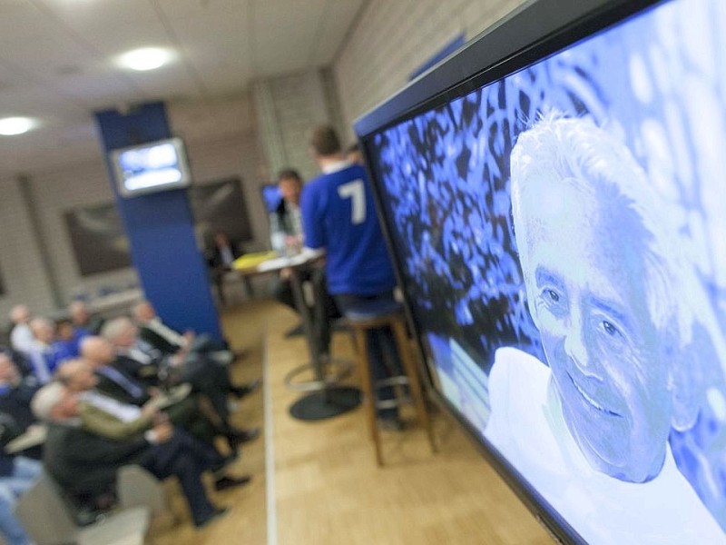 Talkrunde mit Norbert Nigbur bei der Veranstaltung - Ein Abend unter Schalkern - , in der es um die Pokalsiger - Mannschaft von 1972 ging, am Dienstag, 20.03.2012 im Presseraum der Veltins - Arena in Gelsenkirchen.Foto: Bernd Lauter / WAZ FotoPool