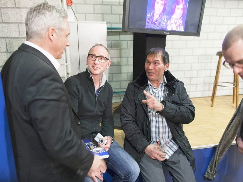 Norbert Nigbur (M.) mit Helmut Kremers bei der Veranstaltung - Ein Abend unter Schalkern - , in der es um die Pokalsiger - Mannschaft von 1972 ging, am Dienstag, 20.03.2012 im Presseraum der Veltins - Arena in Gelsenkirchen.Foto: Bernd Lauter / WAZ FotoPool