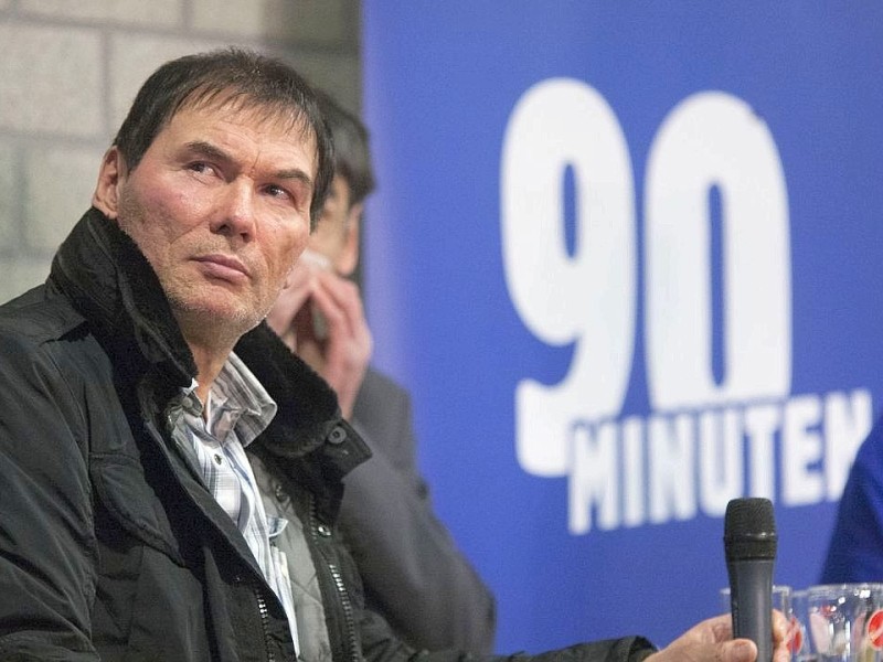 Talkrunde mit Norbert Nigbur bei der Veranstaltung - Ein Abend unter Schalkern - , in der es um die Pokalsiger - Mannschaft von 1972 ging, am Dienstag, 20.03.2012 im Presseraum der Veltins - Arena in Gelsenkirchen.Foto: Bernd Lauter / WAZ FotoPool